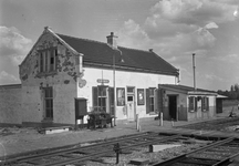 166827 Gezicht op het (oude) N.S.-station Klarenbeek te Klarenbeek.